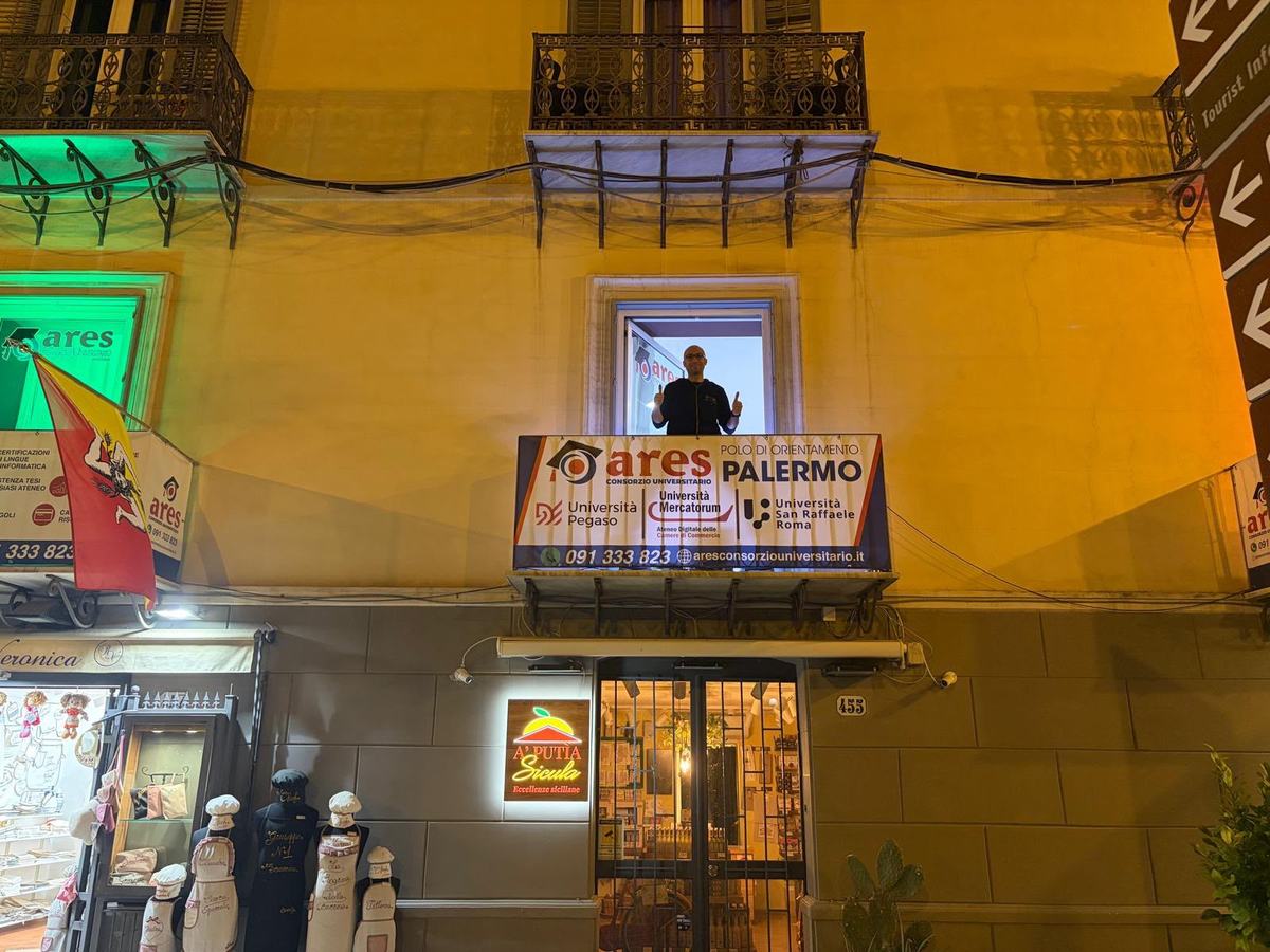 Il balcone della sede ARES Polo di Orientamento Palermo in Via Maqueda, di fronte al Teatro Massimo