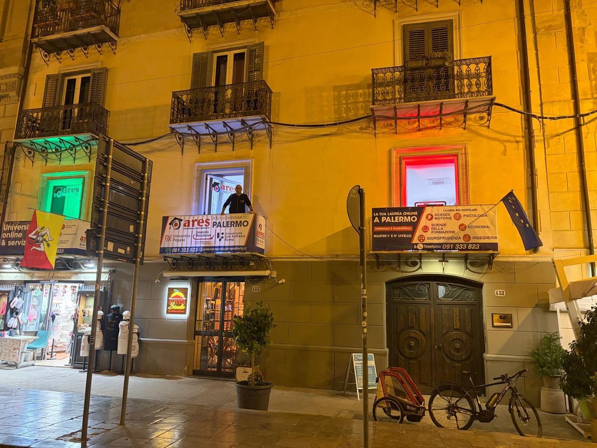 La facciata della sede ARES in Via Maqueda 453 a Palermo, la sera dell