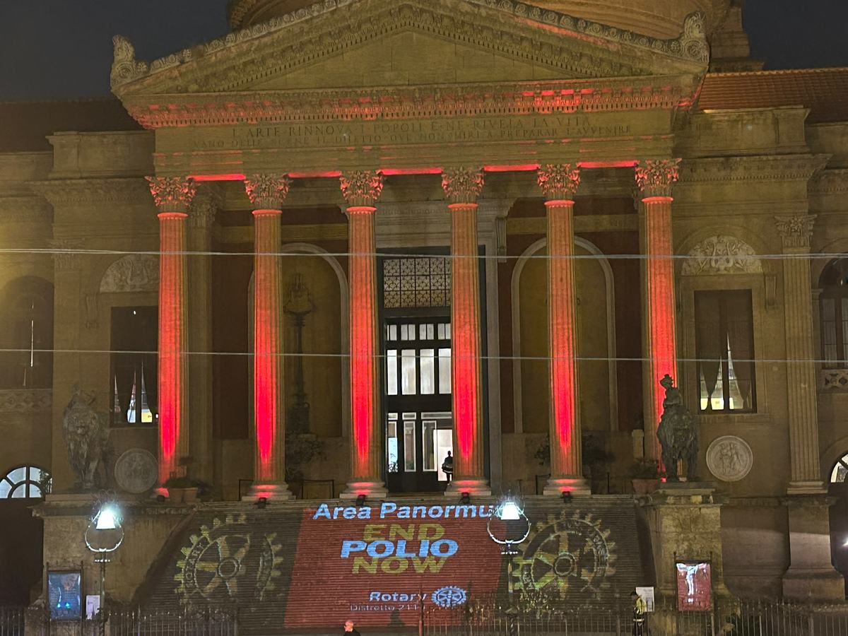 Il Teatro Massimo di Palermo illuminato di rosso per End Polio Now, con la proiezione del Rotary sulla scalinata