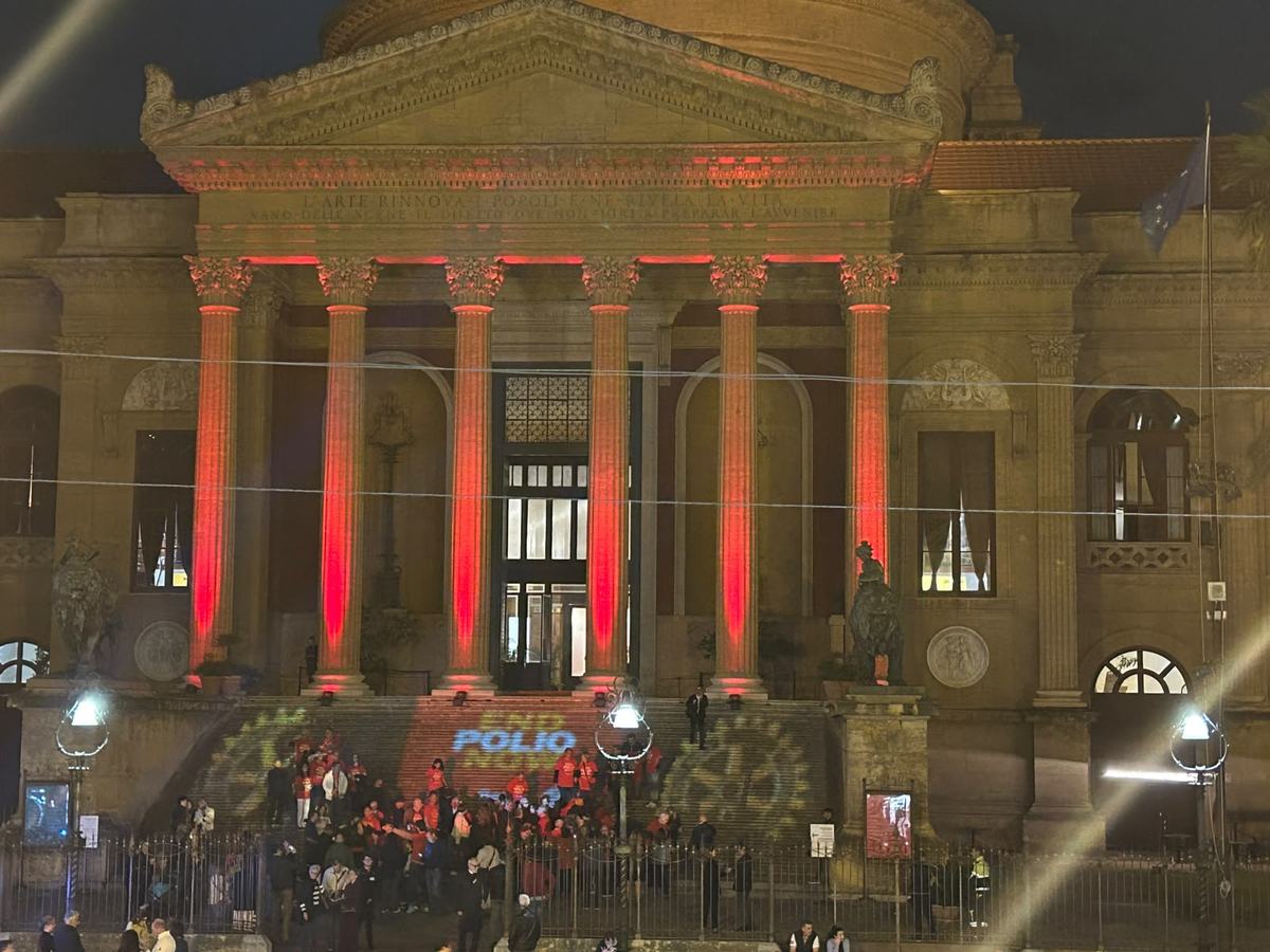 Rotariani e volontari sulla scalinata del Teatro Massimo illuminata per End Polio Now