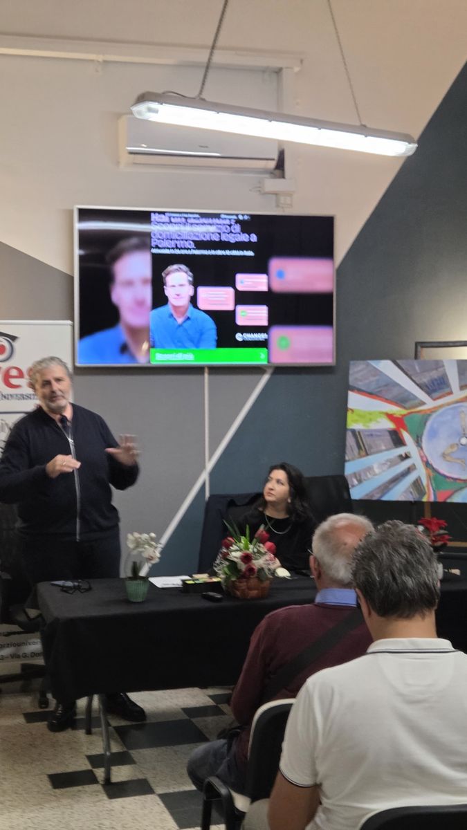 Un intervento al tavolo dei relatori durante la conferenza-mostra