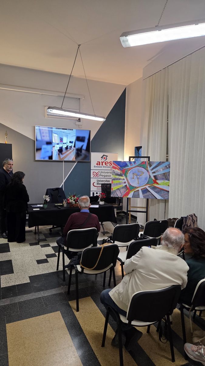 Una delle opere di DueArt esposta su cavalletto nella sala della Casa del Mutilato prima della conferenza
