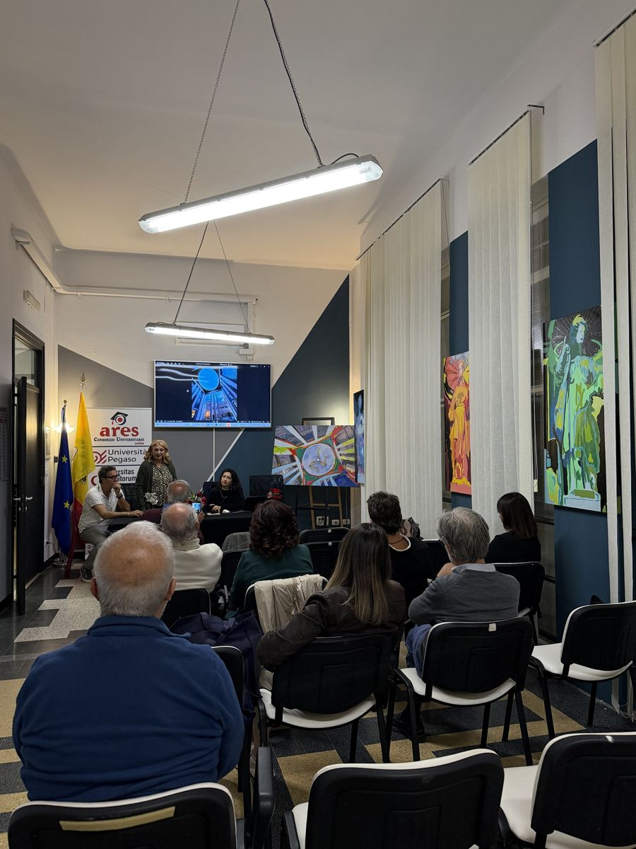 La sala della Casa del Mutilato con le opere di Pina Castronovo e Massimo Oliveri alle pareti e il pubblico