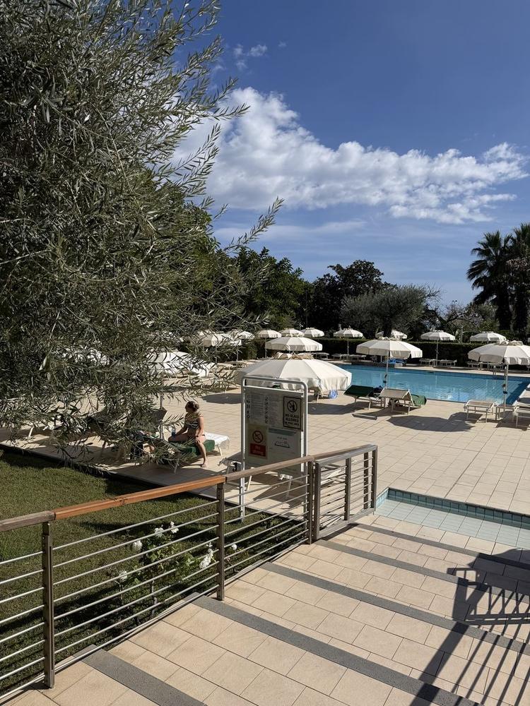 La scalinata che scende verso la piscina
