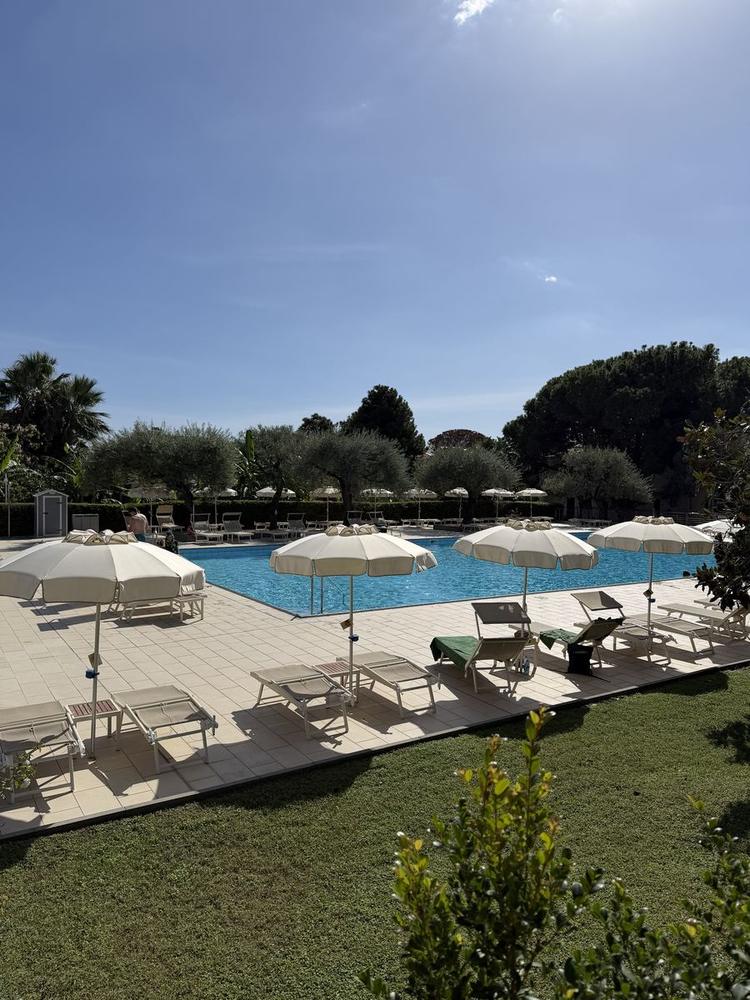 La piscina tra gli ulivi nella sede del Roadshow Net 2026