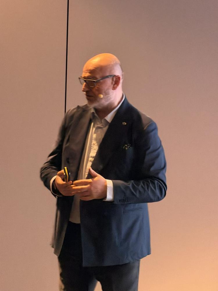 Un relatore Multiversity sul palco del Roadshow Net 2026