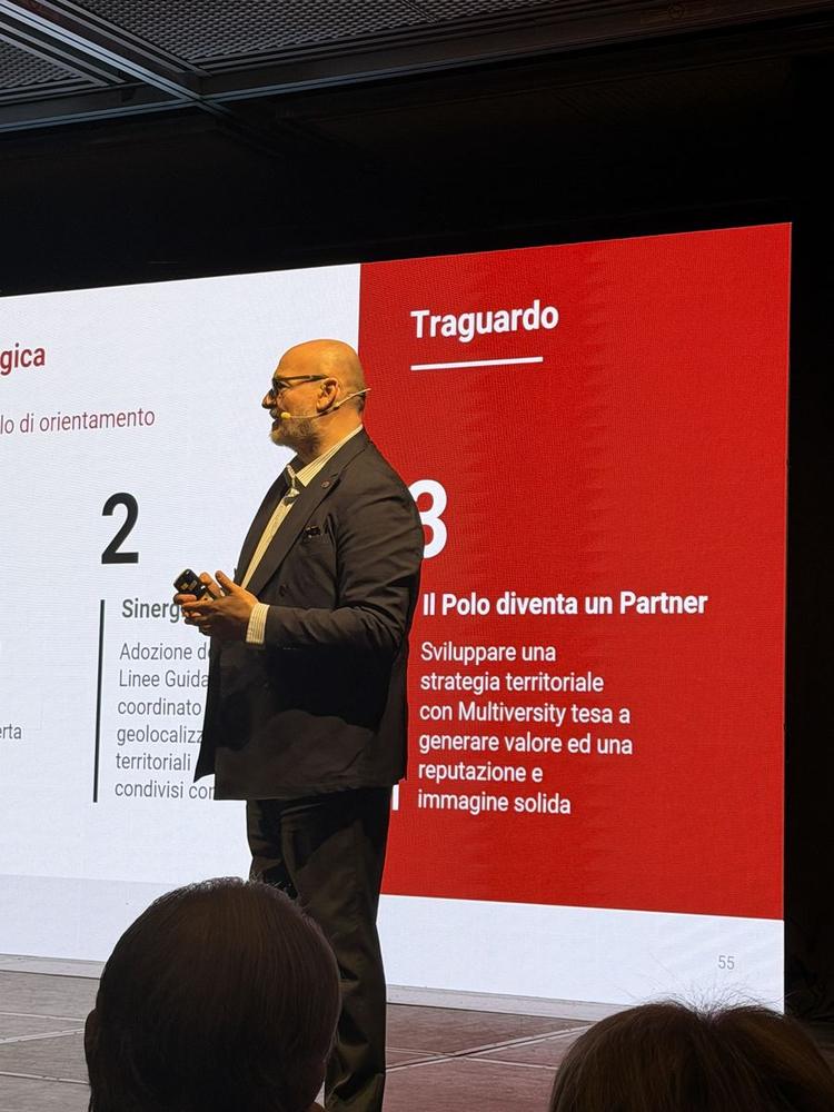 Un relatore Multiversity presenta il traguardo: il Polo diventa un partner