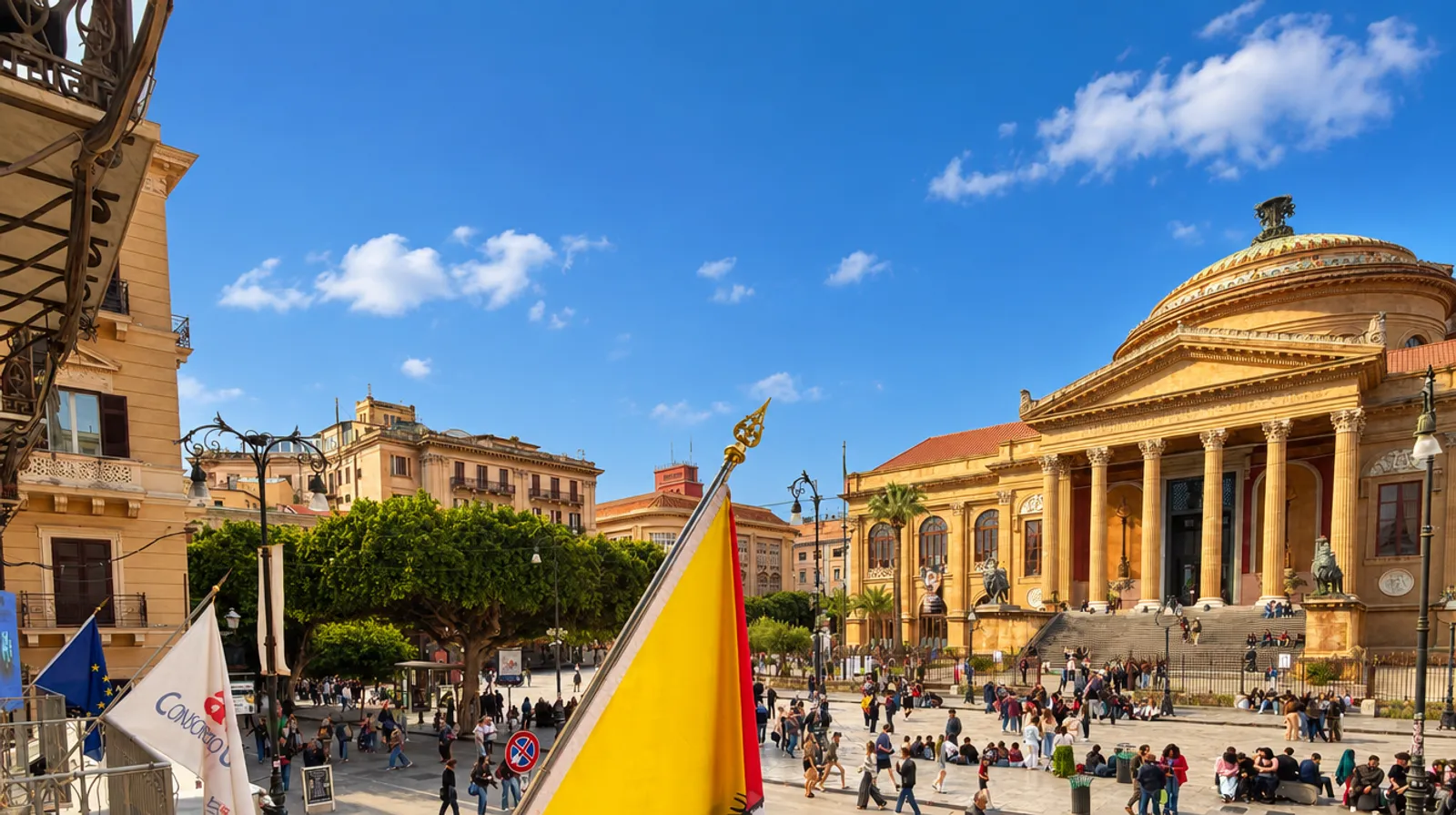 Il Teatro Massimo di Palermo visto dal balcone della sede ARES in Via Maqueda
